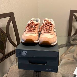 Dusty pink New Balance. Only worn twice.Good condition.